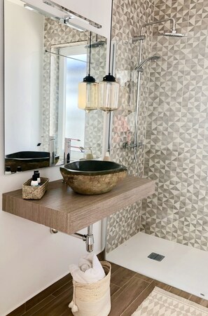 Badewanne, Haartrockner, Handtücher, Seife