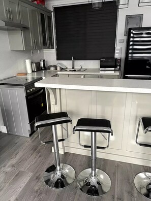 Fridge, microwave, oven, stovetop - Oxford Point-Bright & Cosy New Kingston Apartment (Kingston)