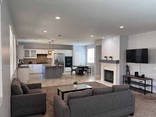 villa 6 beds,4.5 bath.3200sqft