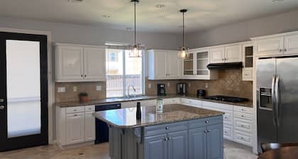 villa 6 beds,4.5 bath.3200sqft