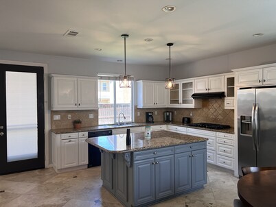 villa 6 beds,4.5 bath.3200sqft