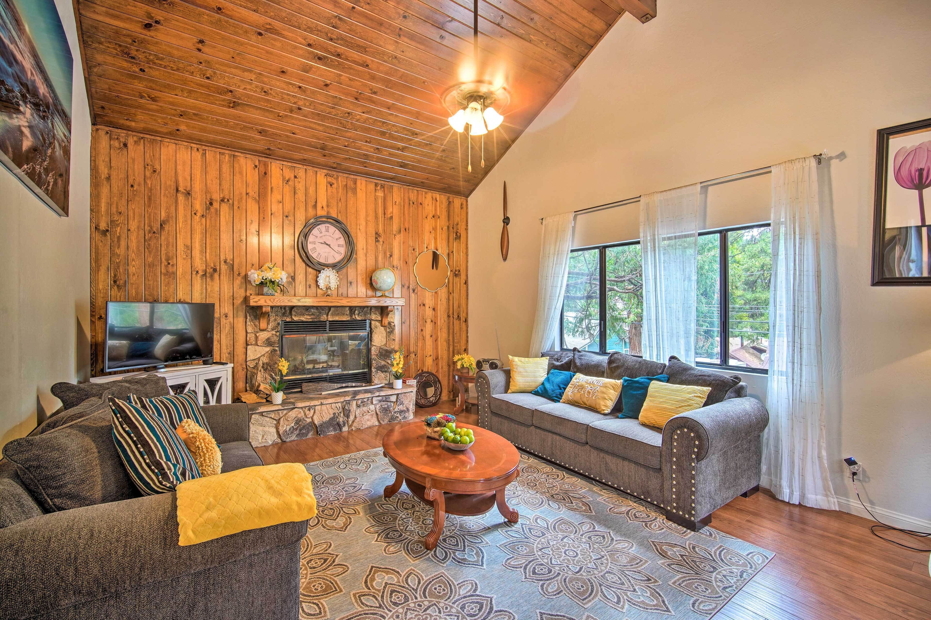 Bright Crestline Cabin: < 1 Mi to Lake Gregory