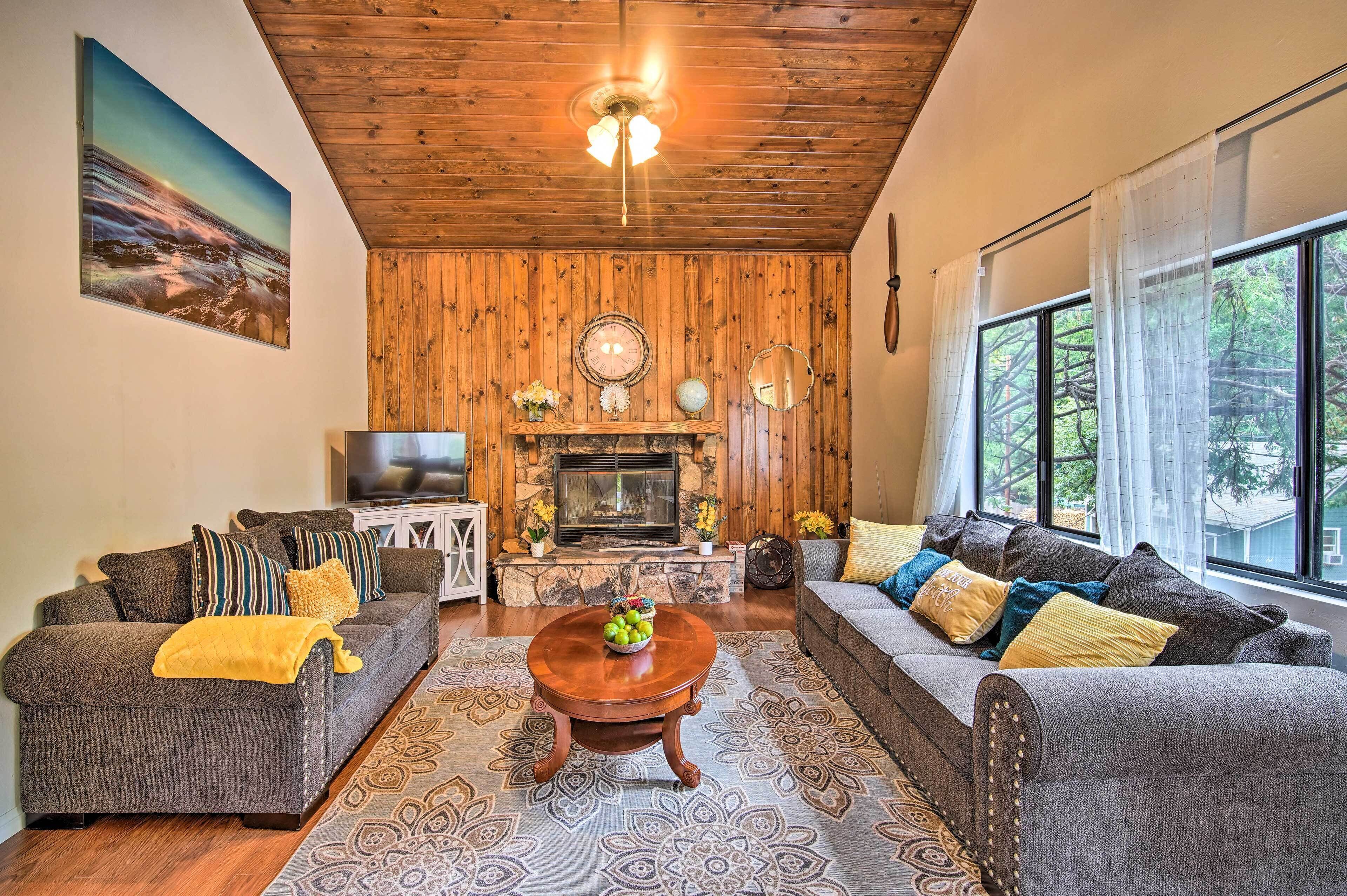 Bright Crestline Cabin: < 1 Mi to Lake Gregory