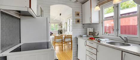 Fridge, stovetop, coffee/tea maker