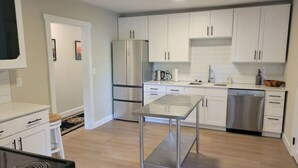 Private kitchen - Modern Craftsman Garden Patio (Seattle)
