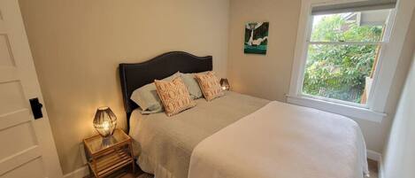 3 chambres, bureau, fer et planche à repasser, lit parapluie