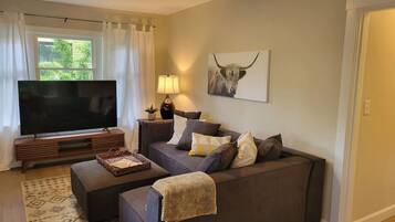 Una Smart TV, un reproductor estéreo