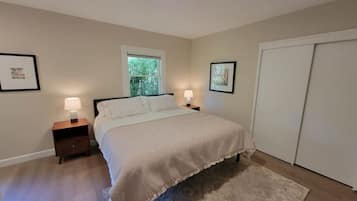 3 bedrooms, desk, iron/ironing board, travel crib