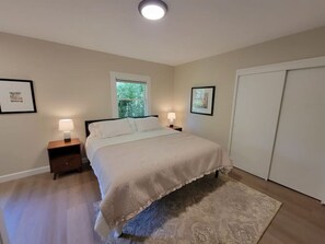 3 Schlafzimmer, Schreibtisch, Bügeleisen/Bügelbrett, Reisekinderbett