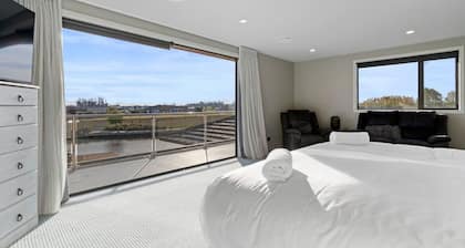 Luxury Lake Hood Holiday Home