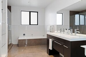 Bañera, secador de pelo, toallas