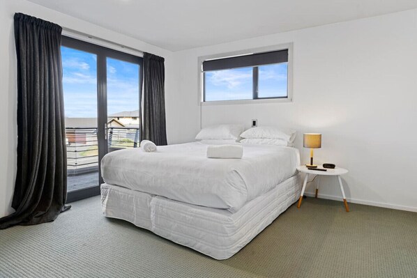 6 bedrooms, desk, iron/ironing board, free WiFi