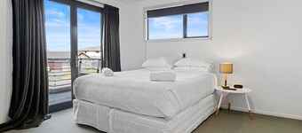 Luxury Lake Hood Holiday Home