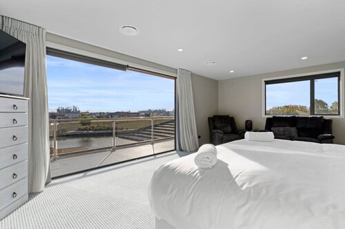 Luxury Lake Hood Holiday Home