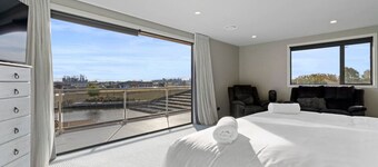 Luxury Lake Hood Holiday Home