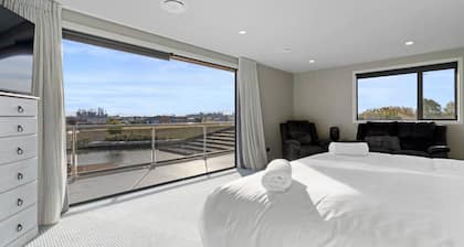 Luxury Lake Hood Holiday Home