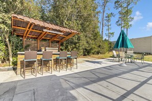 Outdoor dining - A beautiful and spacious family home for us to have a good time. (Davenport)