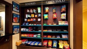 En snackbod med forskelligt slik og snacks.