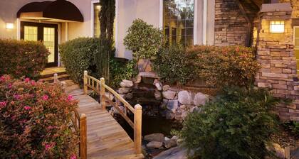 King Studio | Free Breakfast + Pool Access