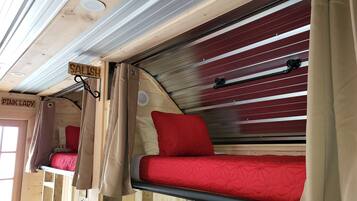 Basic Shared Dormitory | Laptop workspace, free WiFi, bed sheets