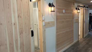 Regadera, secadora de cabello, toallas, jabón