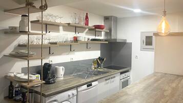 Een koelkast, een oven, een kookplaat, een vaatwasser