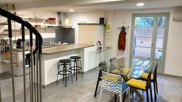 Een koelkast, een oven, een kookplaat, een vaatwasser