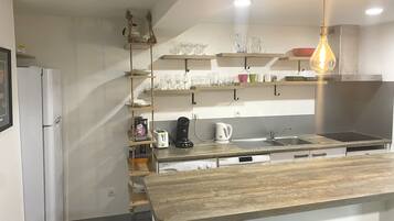 Een koelkast, een oven, een kookplaat, een vaatwasser