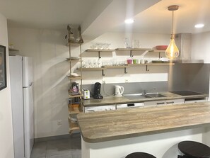 Fridge, oven, dishwasher, coffee/tea maker