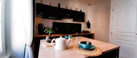 Geladeira, micro-ondas, fogão, cooktop