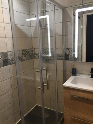 Dusj, hårføner, håndklær og såpe