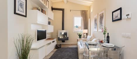 Televisie en een open haard