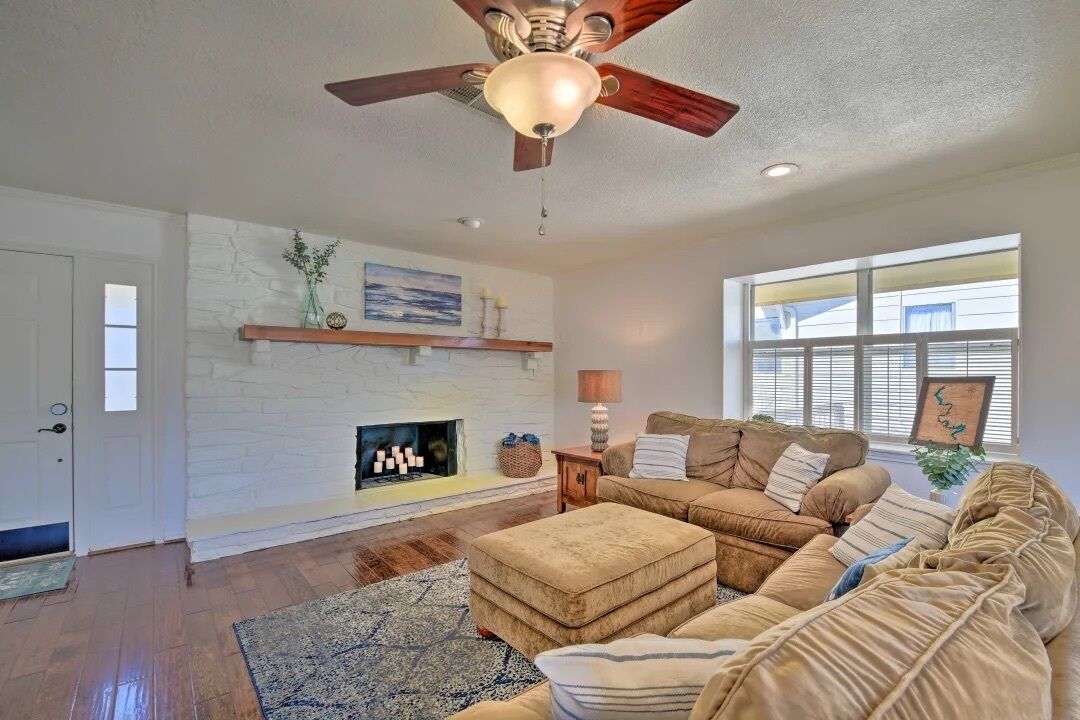 Lakeside Treetop Cottage: Boat Dock & Hot Tub