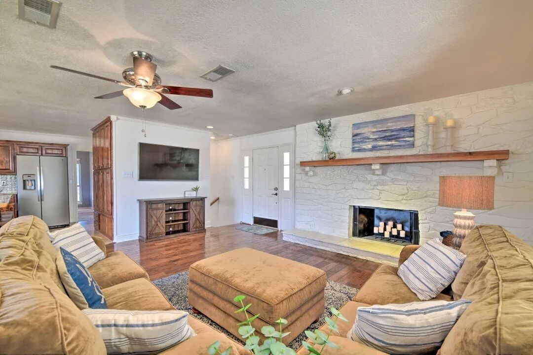 Lakeside Treetop Cottage: Boat Dock & Hot Tub