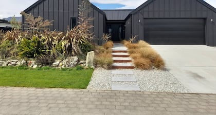 Lake Hawea Spacious Family Home
