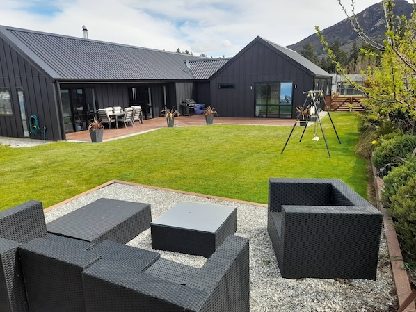 Outdoor dining - Lake Hawea Spacious Family Home (Lake Hawea)