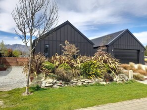 Exterior - Lake Hawea Spacious Family Home (Lake Hawea)