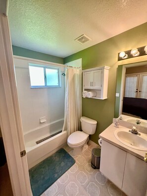 Combined shower/tub, hair dryer, towels
