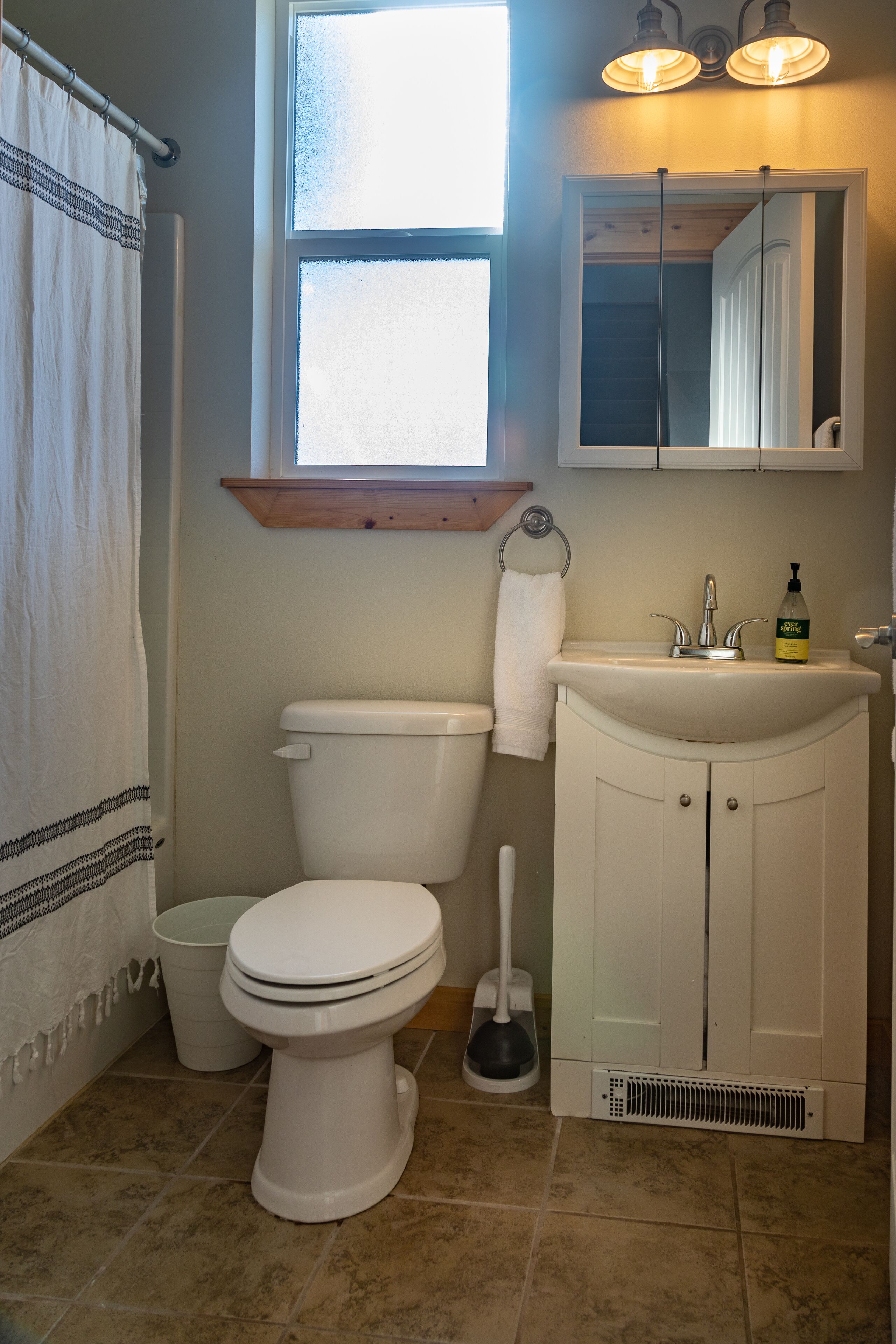 Camano Lookout (pet friendly)-Gorgeous views of Saratoga Passage!