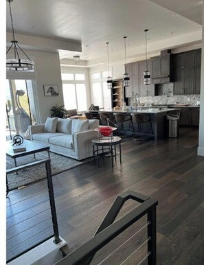 TV, caminetto, studio