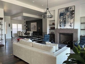 TV, caminetto, studio