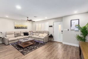 Smart TV, fireplace, books, stereo - Minutes Old Town * Mini Golf * Pool Spa * Bikes (Scottsdale)