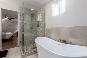 Combined shower/bathtub, hair dryer, towels, soap - Minutes Old Town * Mini Golf * Pool Spa * Bikes (Scottsdale)