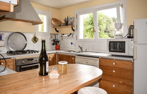 Een koelkast, een oven, een vaatwasser, een koffiezetapparaat/waterkoker