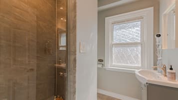 Dusche, Haartrockner, Handtücher, Seife