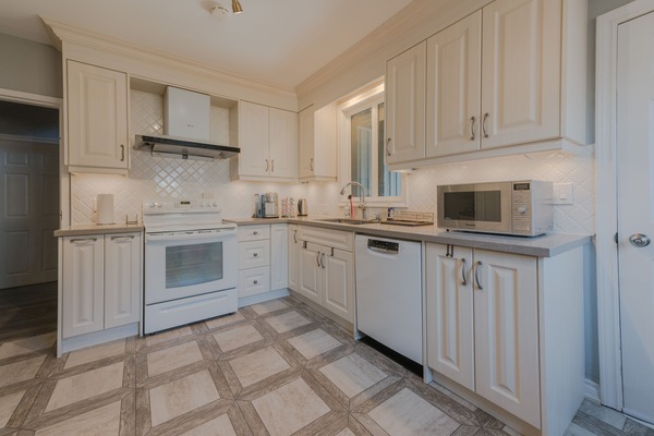 Refrigerador, microondas, horno, placa de cocina