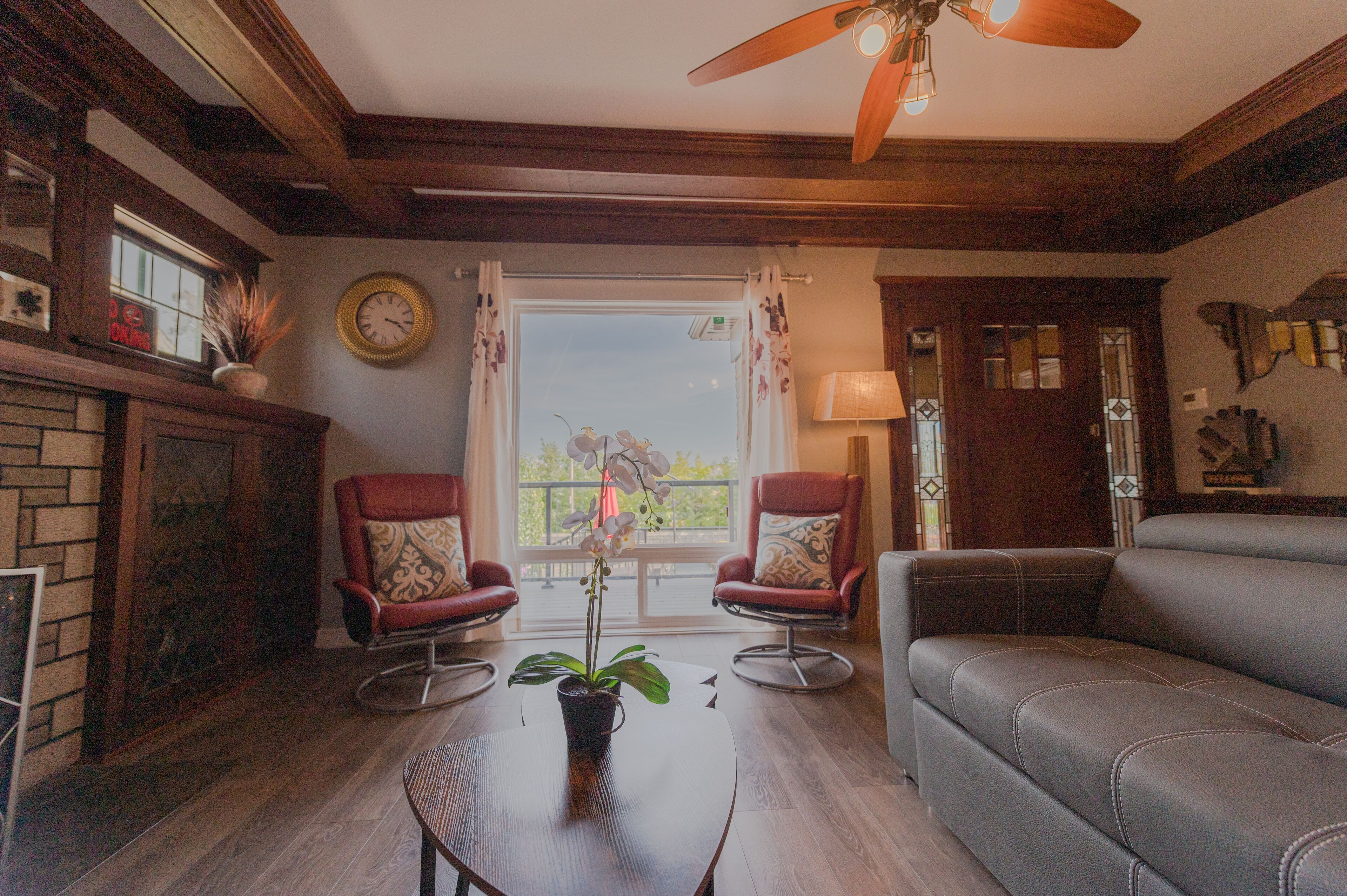 Riverfront Vintage House with Skylight(CAN)