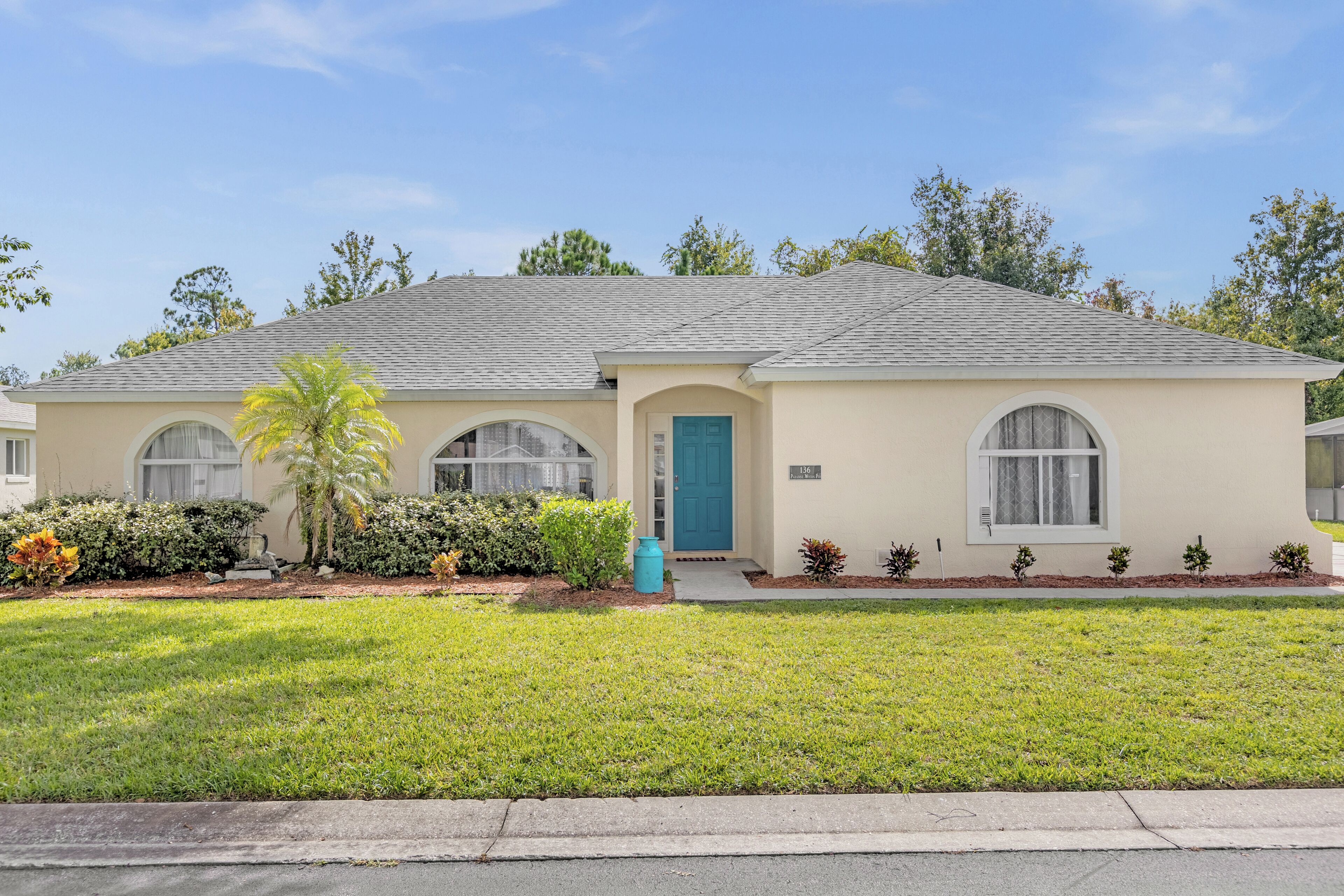 Warm 3bd House with heated pool close to Parks