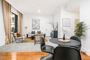 Deluxe Apartment | In-room dining - Modern space in iconic heritage building (Auckland)