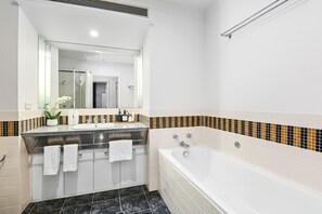 Căn hộ Deluxe | Phòng tắm | Bồn tắm và buồng tắm vòi sen riêng, máy sấy tóc, khăn tắm, xà phòng 